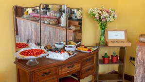 A wooden buffet table with various food items and a mirror. - Hotel Madero Talca (Talca)
