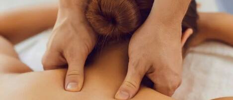 Une personne qui reçoit un massage du dos.