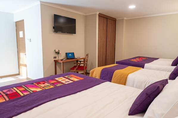 A hotel room with two beds, a desk, a chair, and a TV on the wall. - Hotel Madero Talca (Talca)