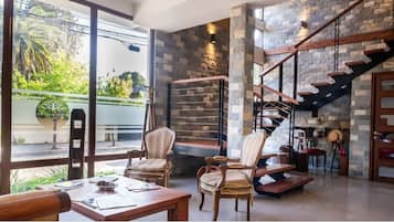 Coin salon dans le hall