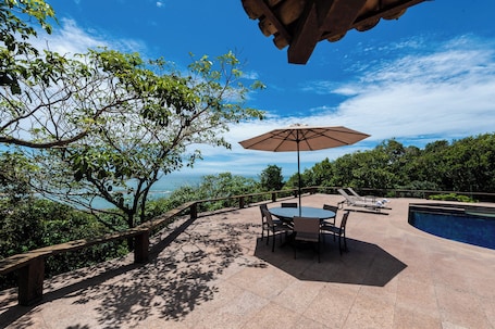 Una piscina al aire libre. Casa de Ubu