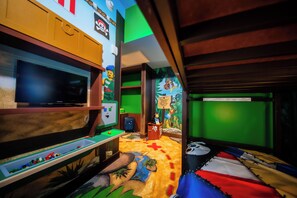 Familie tweepersoonskamer | Een kluis op de kamer, een bureau, een laptopwerkplek