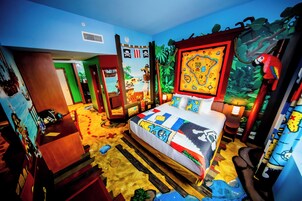 Pirate Island Theme | Cofres nos quartos, escrivaninha, espaço de trabalho para notebook