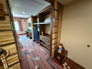 Pirate Theme | Safe på rommet, skrivebord, skrivebord for bærbar PC og lydisolert