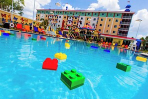 2 Außenpools, geöffnet von 11:00 Uhr bis 21:00 Uhr, Sonnenschirme