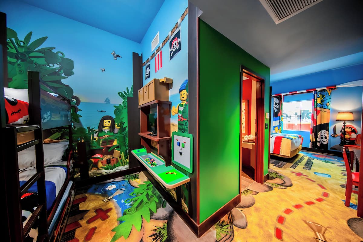 Pirate Island Theme | Een kluis op de kamer, een bureau, een laptopwerkplek