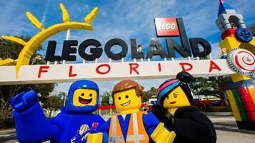 Placa do LEGO Land Flórida com três figuras LEGO em frente.