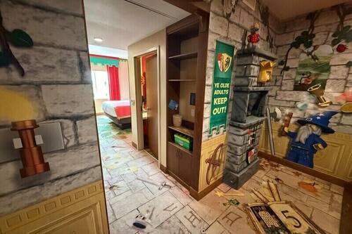 Kingdom Theme | Caja de seguridad en la habitación y escritorio