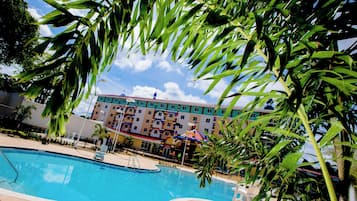 2 udendørs pools, åben fra kl. 11.00 til kl. 21.00, parasoller