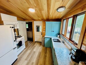 冷蔵庫、電子レンジ、オーブン、コンロ