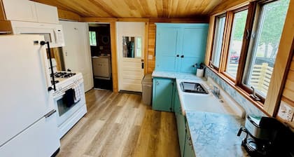 Beautiful 3BR Lakefront Cottage @ Jenkins Beach #2
