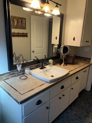 Hårføner, håndklær, såpe og sjampo