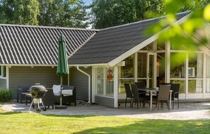 Outdoor dining - Beautiful home in Hemmet with sauna (Hemmet)