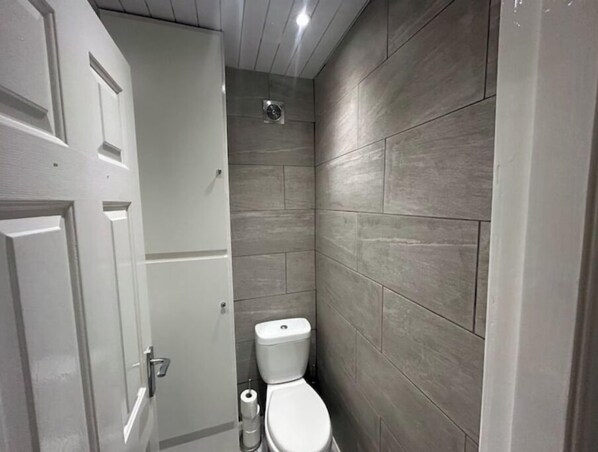 Douche, serviettes fournies, savon, papier toilette