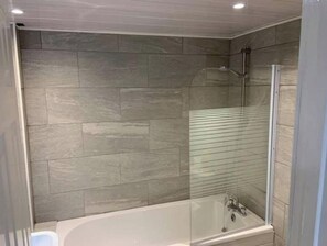 Douche, serviettes fournies, savon, papier toilette