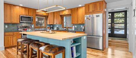 Refrigerador, microondas, horno y parrilla de estufa