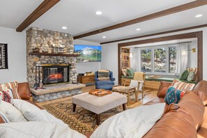 Televisión, chimenea, reproductor de DVD, oficina