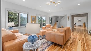 Televisión, chimenea, reproductor de DVD, oficina