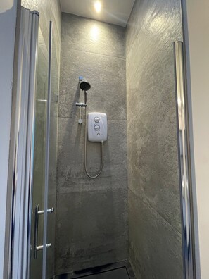 Douche, serviettes fournies, savon, papier toilette