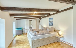 2 bedrooms, travel crib, free WiFi