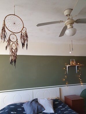 1 habitación, tabla de planchar con plancha y wifi