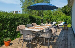 Outdoor dining - Gorgeous home in Gärsnäs with WiFi (Gärsnäs)