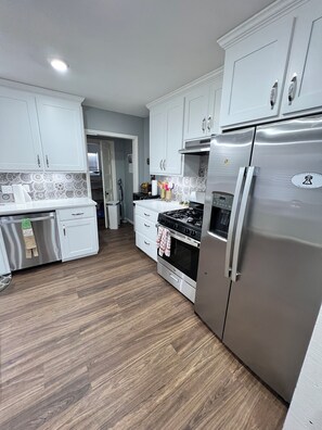 冷蔵庫、電子レンジ、オーブン、コンロ