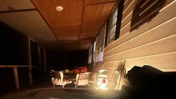 Un área de hidromasaje con techo y paredes de madera, un banco y una pequeña mesa con objetos encima.