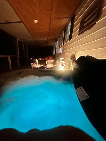 Pool. Havana Daydreamin’
- Near Blue Mtn Lake: Great guesthouse & hot tub...
