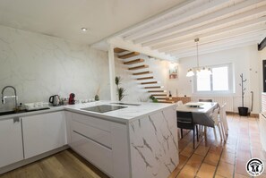 Fridge, microwave, dishwasher, high chair - Le Gîte de la Bastide - GRENADE (GRENADE)