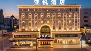 A hotel with a prominent entrance and signage. - Yayue Hotel (Zhenjiang Railway Station North Square Xijin Ferry Store) (Zhenjiang)