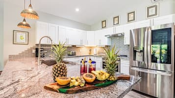 Microondas, horno, placa de cocina y lavavajillas