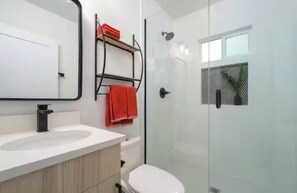 Dusche, Haartrockner, Handtücher, Seife