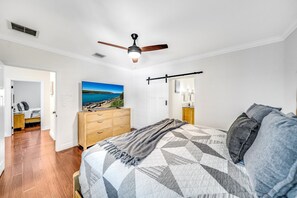 4 Schlafzimmer, Schreibtisch, Bügeleisen/Bügelbrett, Reisekinderbett