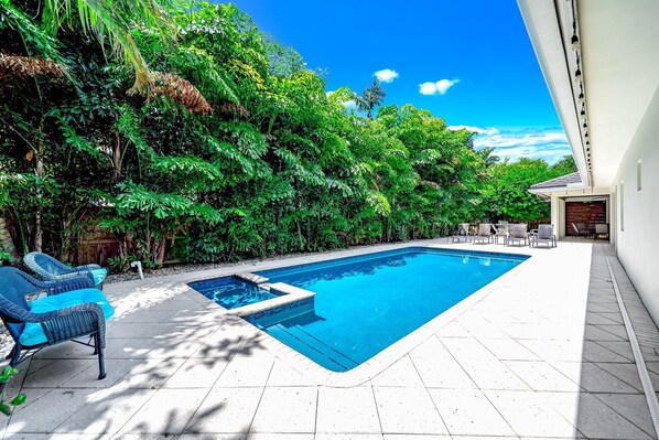 Una piscina al aire libre
