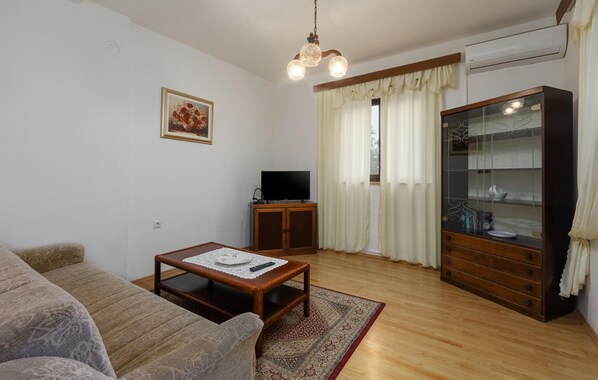 TV - Cozy apartment in Porec with WiFi (Porec)