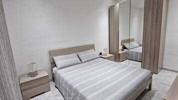 2 Schlafzimmer, BĂŒgeleisen/BĂŒgelbrett, kostenloses WLAN, BettwĂ€sche