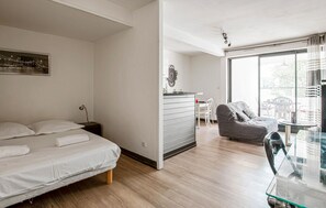 1 quarto, ferros/tábuas de passar roupa, berço de viagem