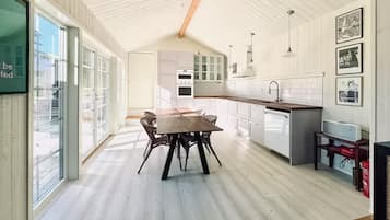 Frigorífico, horno, placa de cocina y lavavajillas