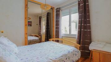 2 slaapkamers, een strijkplank/strijkijzer, reisbedje, gratis wifi