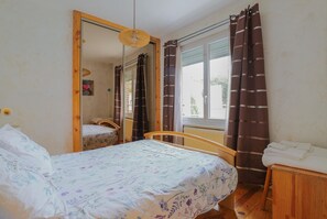 2 slaapkamers, een strijkplank/strijkijzer, reisbedje, gratis wifi