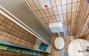 A bathroom with a toilet, sink, and a shower area. - Lovely apartment in Jadranovo with WiFi (Jadranovo)