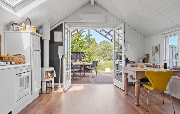 ثلاجة، موقد طهي مسطح، ماكينة لصنع القهوة/الشاي