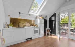 Fridge, stovetop, coffee/tea maker, cookware/dishes/utensils - 2 bedroom gorgeous home in Glesborg (Glesborg)
