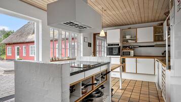 Jääkaappi, liesi, astianpesukone, kahvin-/teenkeitin