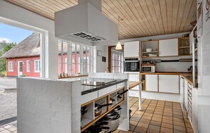 Kjøleskap, kokeplater, oppvaskmaskin og kaffetrakter/tekoker