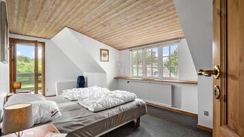 10 bedrooms, travel crib, free WiFi
