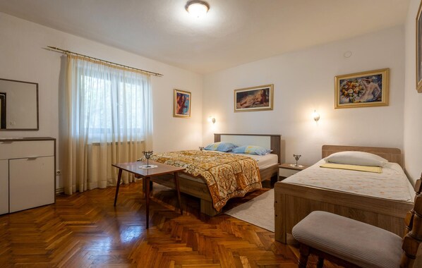 Free WiFi, bed sheets