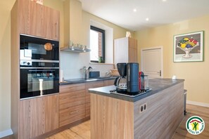 Fridge, microwave, oven, stovetop - Gîtes de France® - La Maison d'Armand (DOUDEVILLE)