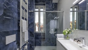 A modern bathroom with a glass-enclosed shower, a white sink, and a mirror. - GIACOSA, 71 – Spacious apartment for 6 (Milano)